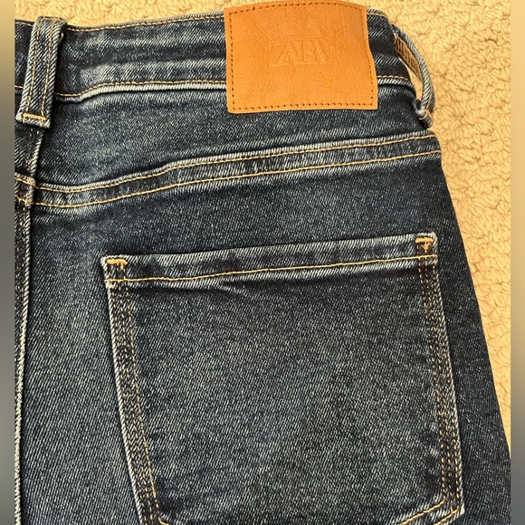 Zara Mid-Rise Mini Flare Ankle Grazer Jean with Raw Hem - Picture 6 of 9